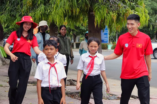 Tặng xe đạp cho học sinh miền núi ảnh 2