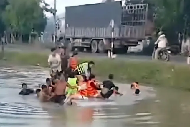 Phú Yên: 13 người trong ô tô thoát chết khi xe lao xuống mương nước sâu ảnh 1