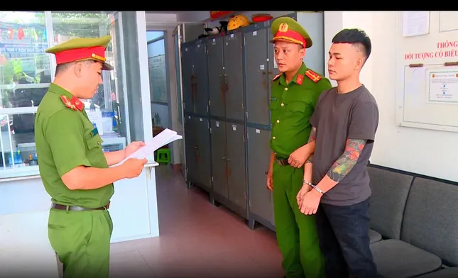 Tạm giữ đối tượng hành hung nhân viên y tế ảnh 1