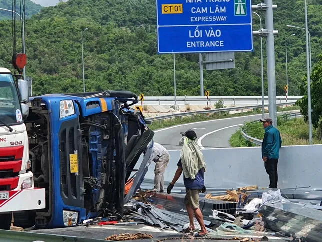 Xe tải bị lật tại lối rẽ cao tốc Nha Trang - Cam Lâm, tài xế và phụ xe tử vong ảnh 1