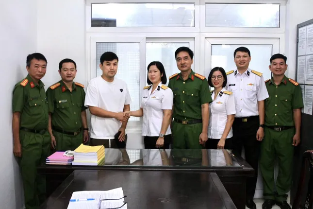 Nữ sĩ quan Học viện Hải quân trao trả hơn 80 triệu đồng cho người nước ngoài bị đánh rơi ảnh 1