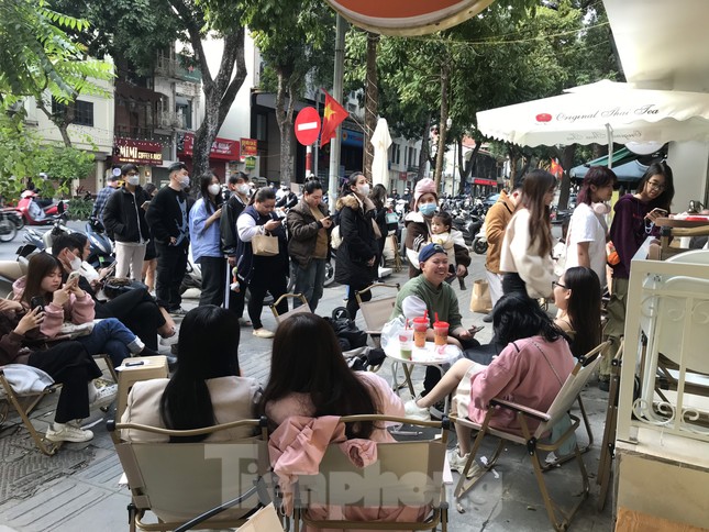 Lý do nhiều người bỏ công bỏ việc để xếp hàng 'đu trend' ảnh 1