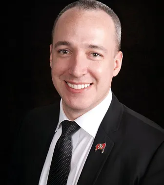 CEO ngân hàng đầu tiên công khai đồng tính ảnh 1