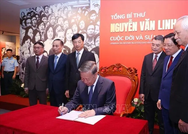 Tổng Bí thư Tô Lâm dự khai mạc Triển lãm &apos;Tổng Bí thư Nguyễn Văn Linh - Cuộc đời và sự nghiệp&apos; ảnh 7