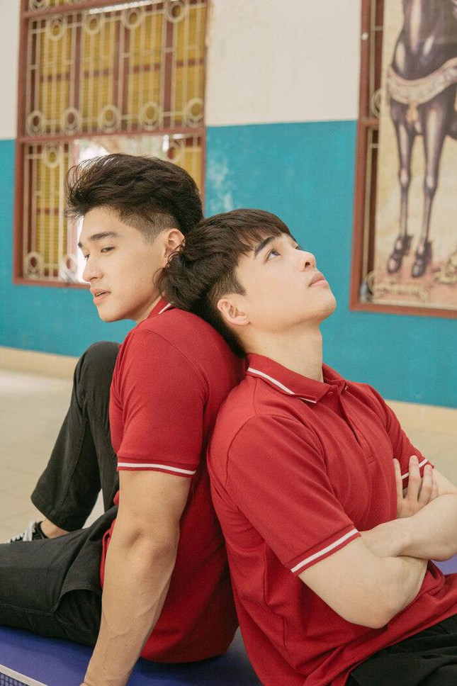 Hé lộ về hotboy điển trai, sáu múi trong MV triệu view của Trung Quân Idol ảnh 1