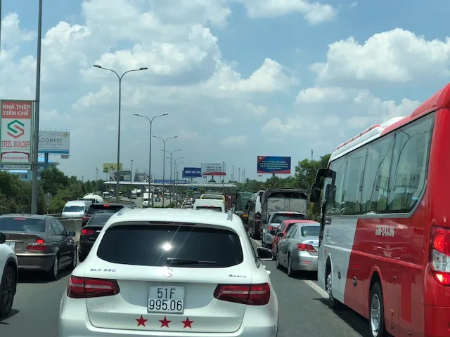 Trạm thu phí cao tốc TPHCM - Dầu Giây ùn tắc hàng cây số ảnh 3