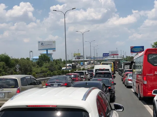 Trạm thu phí cao tốc TPHCM - Dầu Giây ùn tắc hàng cây số ảnh 4