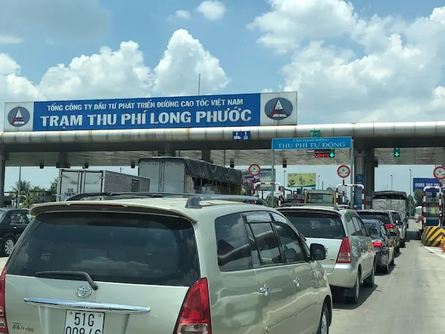 Trạm thu phí cao tốc TPHCM - Dầu Giây ùn tắc hàng cây số ảnh 1
