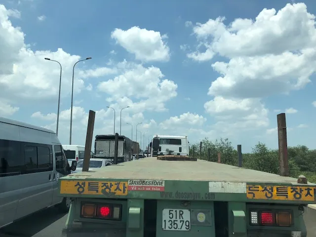 Trạm thu phí cao tốc TPHCM - Dầu Giây ùn tắc hàng cây số ảnh 5