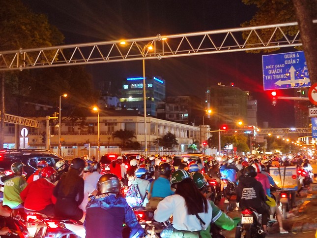 Pháo hoa rực sáng bầu trời, Việt Nam bước sang năm mới 2021 ảnh 43