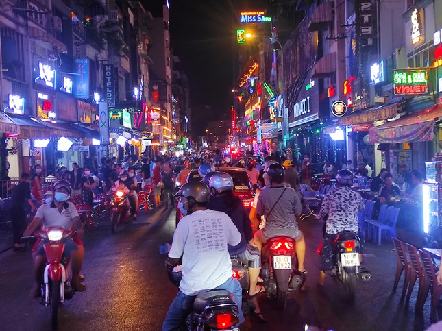 Pháo hoa rực sáng bầu trời, Việt Nam bước sang năm mới 2021 ảnh 45