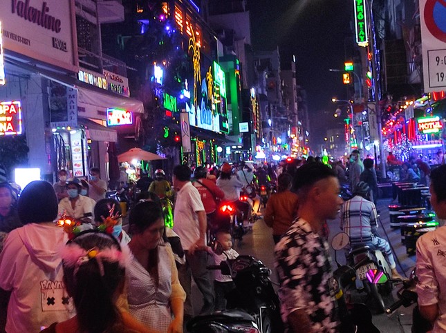 Pháo hoa rực sáng bầu trời, Việt Nam bước sang năm mới 2021 ảnh 44