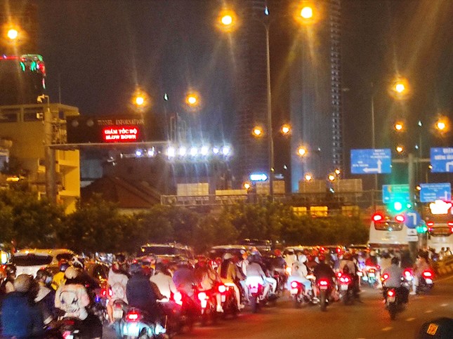 Pháo hoa rực sáng bầu trời, Việt Nam bước sang năm mới 2021 ảnh 46
