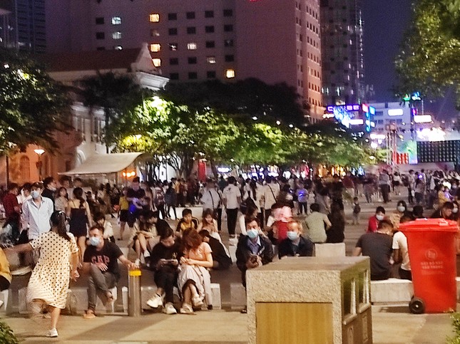 Pháo hoa rực sáng bầu trời, Việt Nam bước sang năm mới 2021 ảnh 47