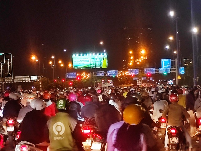 Pháo hoa rực sáng bầu trời, Việt Nam bước sang năm mới 2021 ảnh 77
