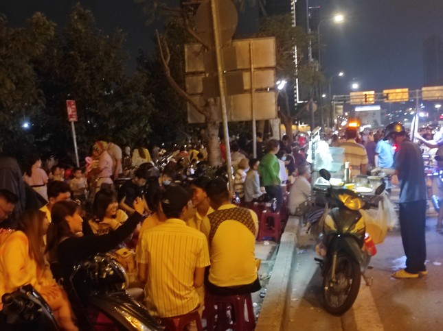Pháo hoa rực sáng bầu trời, Việt Nam bước sang năm mới 2021 ảnh 78