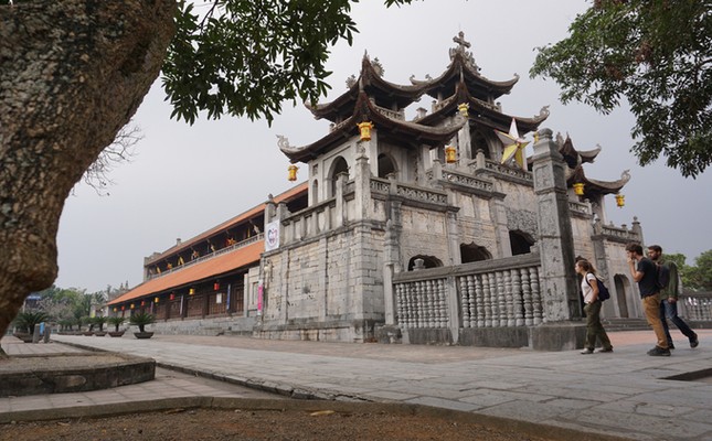 Nhà thờ đá Phát Diệm làm bằng vật liệu gì?
