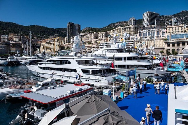 Nếu muốn tới Monaco, du khách có thể đến bằng máy bay được không?