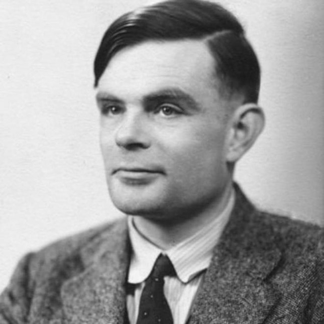 Vào thời kỳ đỉnh cao của sự nghiệp, nhà toán học thiên tài Alan Turing bị kết án về tội đồng tính luyến ái. Ông đã kết liễu cuộc đời mình theo cách nào sau đây?