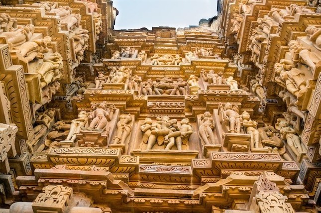Quần thể đền Khajuraho nổi tiếng vì các hình trạm khắc đặc biệt nào?