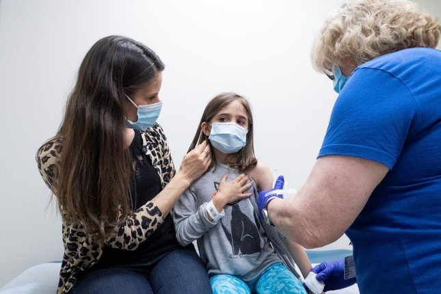 Nước nào sau đây hạn chế tiêm vaccine cho trẻ em từ 12 đến 15 tuổi?