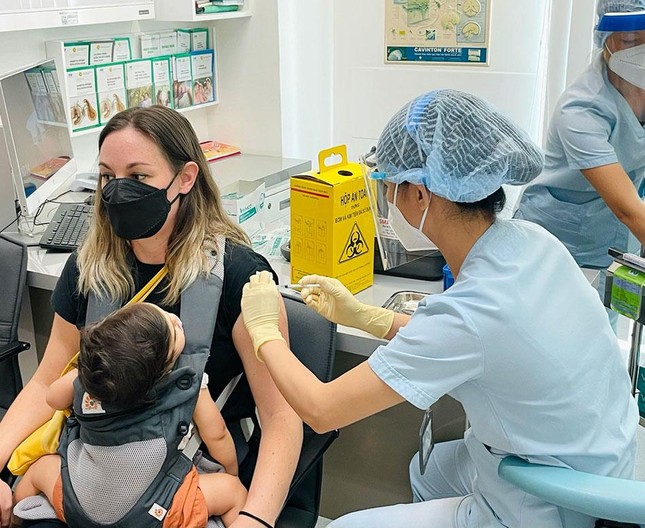 Vaccine Covid-19 đầu tiên được Mỹ phê duyệt hoàn toàn là?