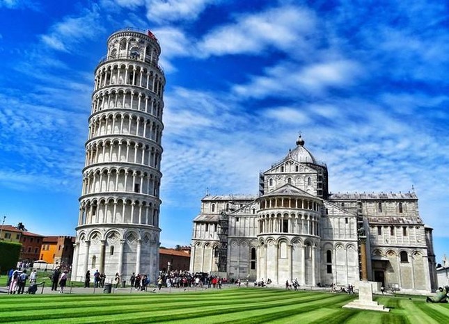 Tháp nghiêng Pisa được hoàn thành trong bao nhiêu năm?