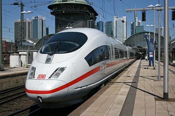 Tàu InterCityExpress (Đức) được chạy đầu tiên vào năm nào?