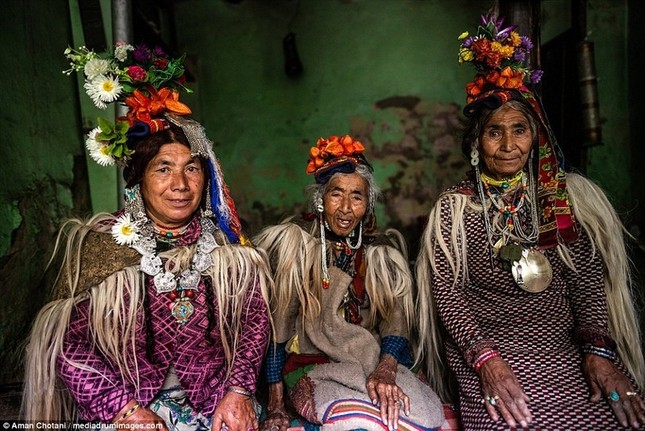 Bộ tộc Drokpa có dân số khoảng bao nhiêu người?