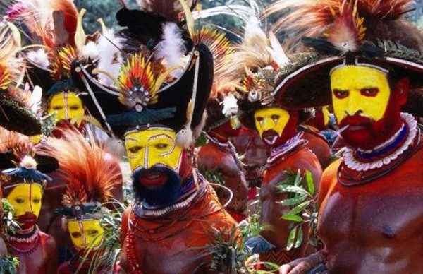 Nghi lễ máu của tộc Matausa (Papua New Guinea) là chịu những nhát đâm vào đâu để trở thành một người đàn ông?