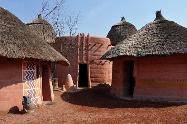 Các cô gái của tộc Okrika (Nigeria) sẽ được làm gì khi tới tuổi trưởng thành?