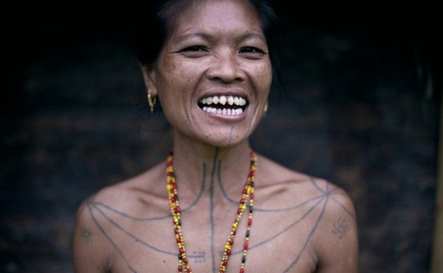 Với thổ dân trên đảo Mentawai người chưa thể được công nhận là trưởng thành và xinh đẹp nếu?