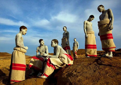 Chàng trai nước nào khi trưởng thành phải tham gia nghi lễ cắt bao quy đầu?