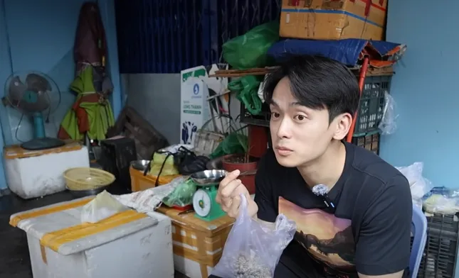 Khách Tây mê lòng lợn xào nghệ, ‘ăn sập’ món ngon ở chợ miền Trung giữa TPHCM ảnh 12