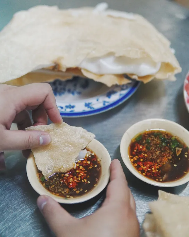 Khách Tây mê lòng lợn xào nghệ, ‘ăn sập’ món ngon ở chợ miền Trung giữa TPHCM ảnh 10
