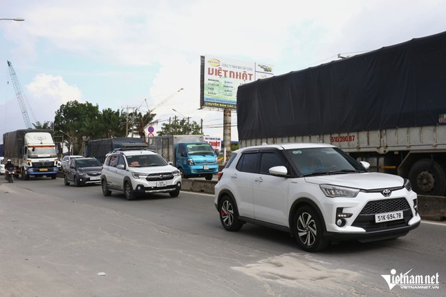 Cao tốc TPHCM - Long Thành bị đóng, ô tô 'rồng rắn' trên quốc lộ ảnh 6
