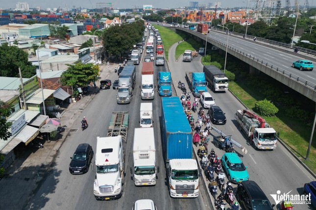 Cao tốc TPHCM - Long Thành bị đóng, ô tô 'rồng rắn' trên quốc lộ ảnh 7