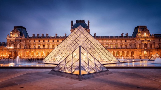 Trước khi trở thành bảo tàng nghệ thuật, bảo tàng Louvre thực chất là công trình gì?