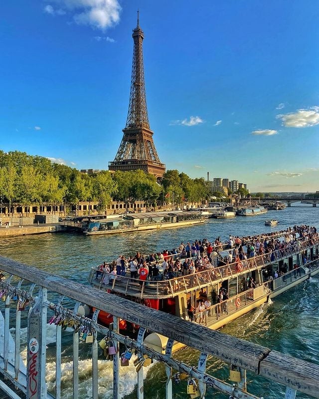 Tháp Eiffel là công trình cao bao nhiêu mét?