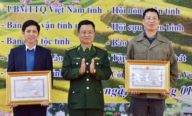 Bàn giao căn nhà đầu tiên cho người dân xã A Lù do Hòa Phát tài trợ ảnh 3