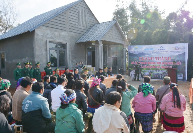 Bàn giao căn nhà đầu tiên cho người dân xã A Lù do Hòa Phát tài trợ ảnh 1