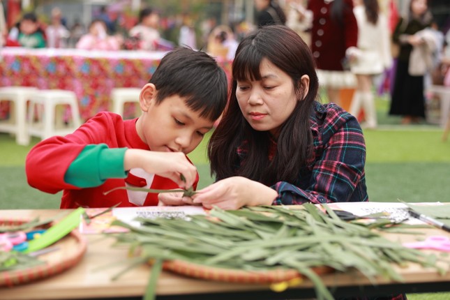 Học sinh trải nghiệm sắc xuân truyền thống 'đong đầy yêu thương' ảnh 2