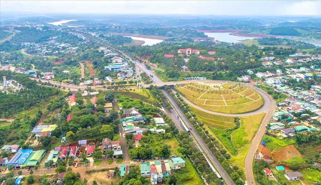 Tỉnh Đắk Nông được chia thành bao nhiêu thành phố và huyện?