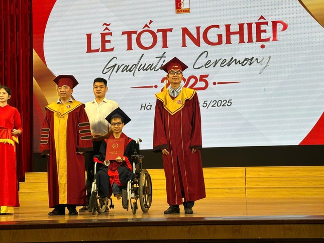 Nam sinh 10 năm cõng bạn đến trường giờ lại cõng bạn lên nhận bằng tốt nghiệp đại học loại giỏi ảnh 1