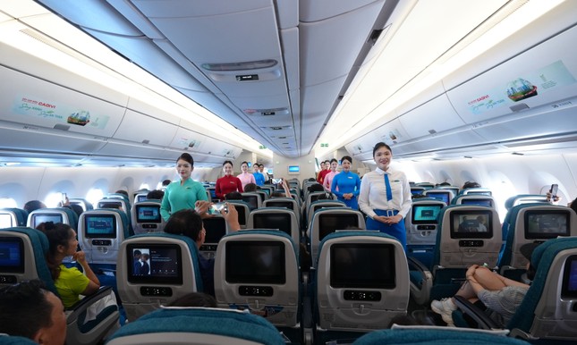 Bay cùng thời gian - hành trình 30 năm đồng phục tiếp viên Vietnam Airlines ảnh 1