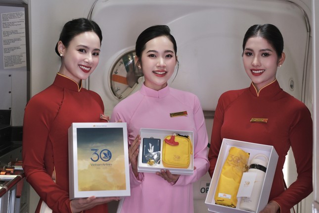 Bay cùng thời gian - hành trình 30 năm đồng phục tiếp viên Vietnam Airlines ảnh 2