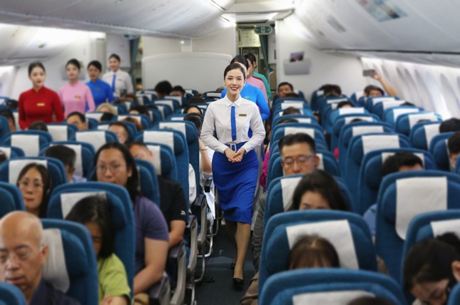 Bay cùng thời gian - hành trình 30 năm đồng phục tiếp viên Vietnam Airlines ảnh 4