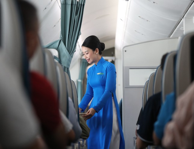 Bay cùng thời gian - hành trình 30 năm đồng phục tiếp viên Vietnam Airlines ảnh 5