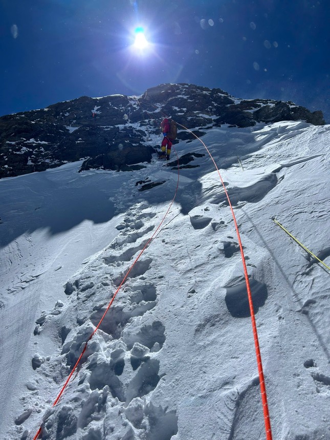 Cựu nhà báo Việt chinh phục 2 đỉnh Everest và đỉnh cao thứ 4 thế giới chỉ trong 48h: Các ngọn núi dạy tôi nhiều bài học ảnh 2