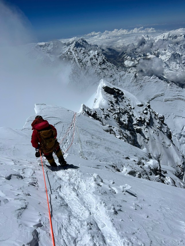 Cựu nhà báo Việt chinh phục 2 đỉnh Everest và đỉnh cao thứ 4 thế giới chỉ trong 48h: Các ngọn núi dạy tôi nhiều bài học ảnh 3
